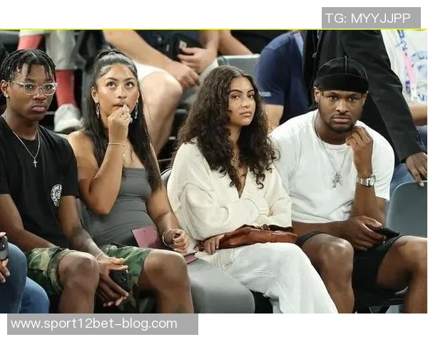 詹姆斯户外活动与三位美女合影俏皮吐舌嫂子知道吗 詹姆斯户外活动与三位美女合影俏皮吐舌嫂子知道吗