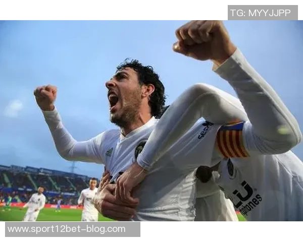 皇马官方深切哀悼瓦伦女足B队教练费尔南多马丁及其三名子女不幸离世 皇马官方深切哀悼瓦伦女足B队教练费尔南多马丁及其三名子女不幸离世